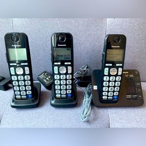 Panasonic KX-TGE230 Cordless Phone system with 3 handsets